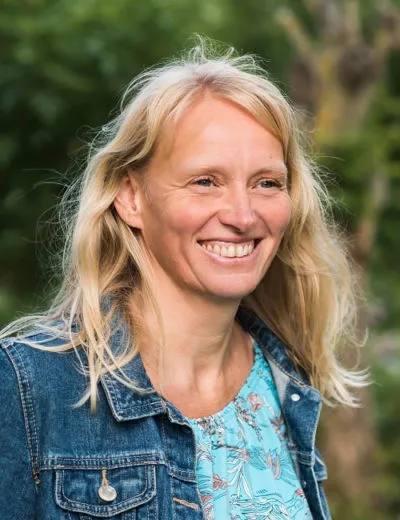 Portraitbild von Anjee Nestroi, Dozent:in an der Heilpraktikerschule Westfalen