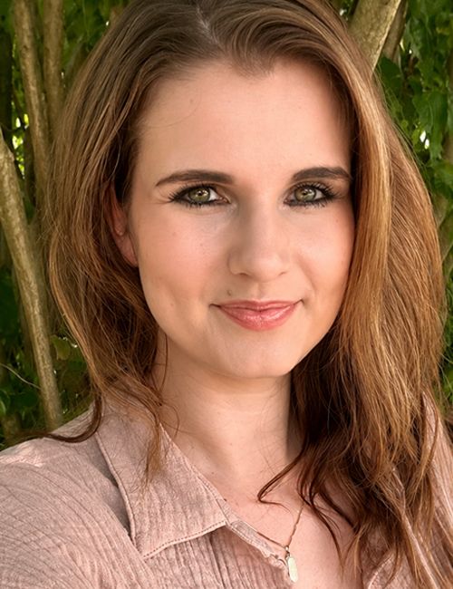 Portraitbild von Laura John, Heilpraktikerin für Psychotherapie an der Heilpraktikerschule Westfalen